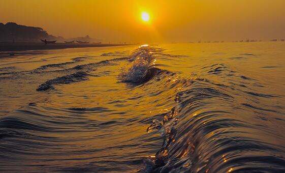 غروب الشمس على شاطئ كوكاتا في بنغلاديش.